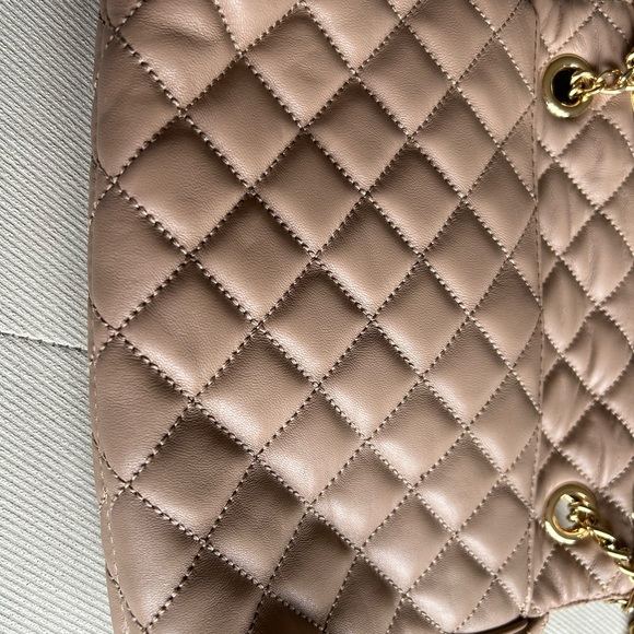 Michael Kors Quilted Leather Sloan Handbag. - Picture 2 of 12